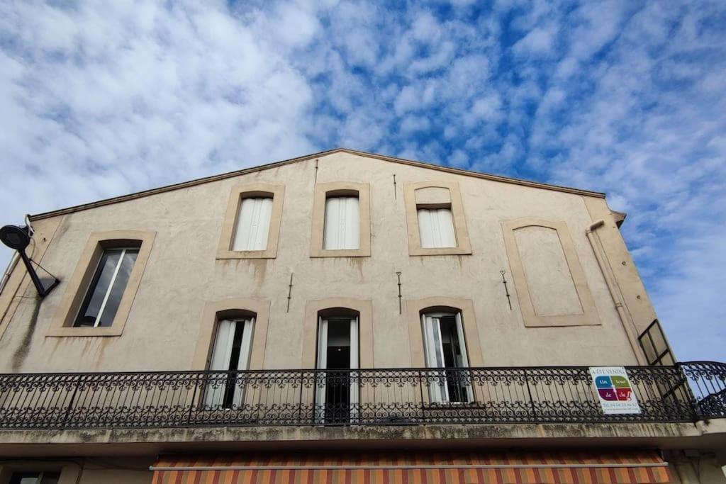 Le Bouda Avec Un Balcon Vue Sur La Republique